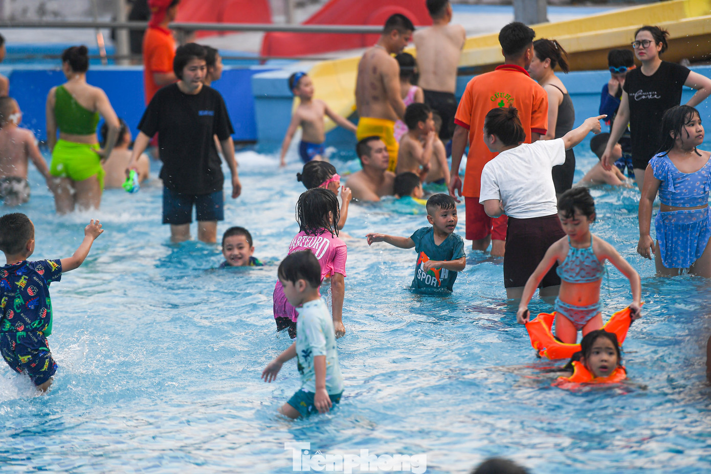 Khu vực bể vầy dành cho trẻ em đông đúc.