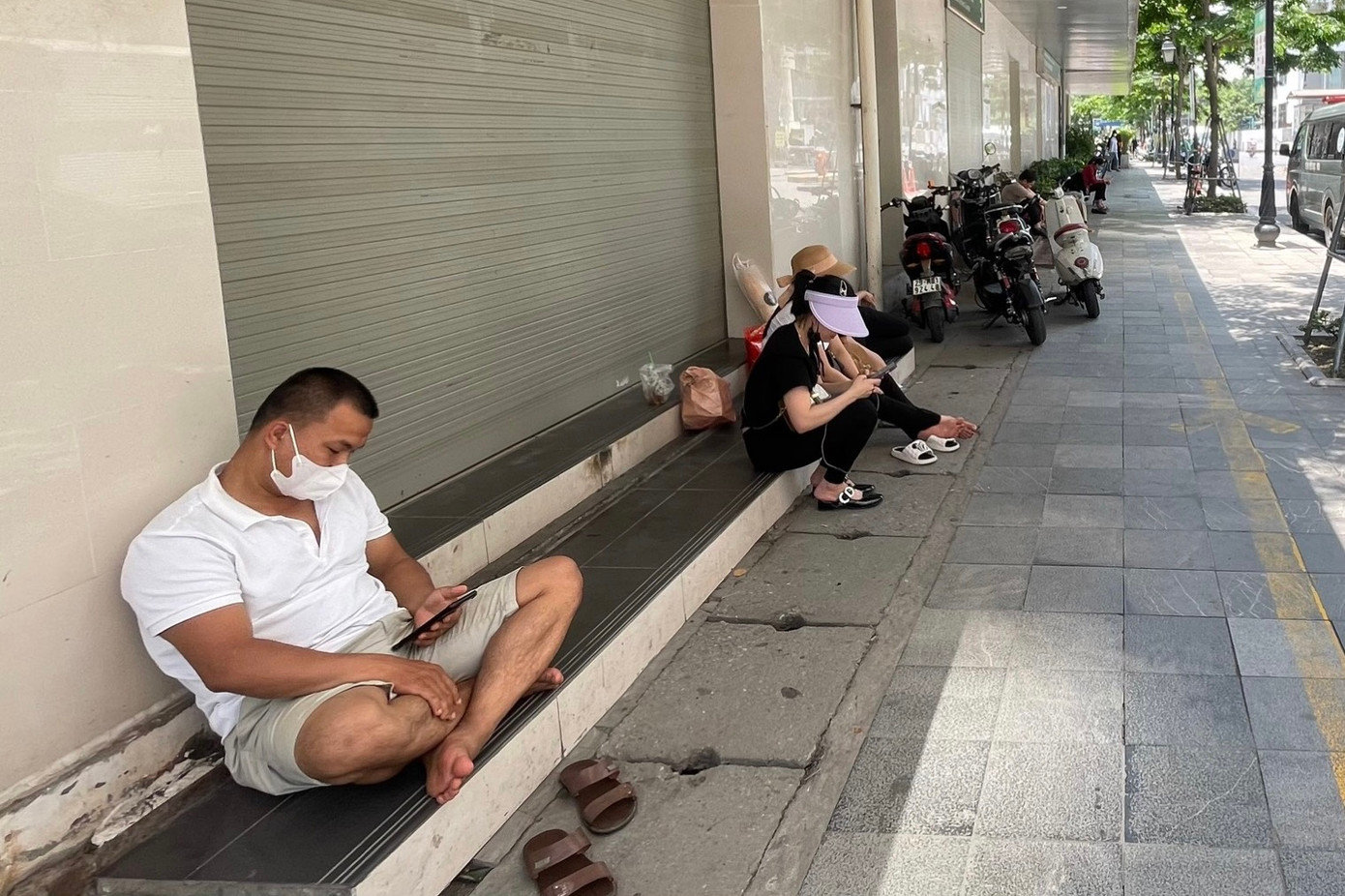 Cái nóng khắc nghiệt khiến nhiều người mệt mỏi. Cái nóng khắc nghiệt khiến nhiều người mệt mỏi.