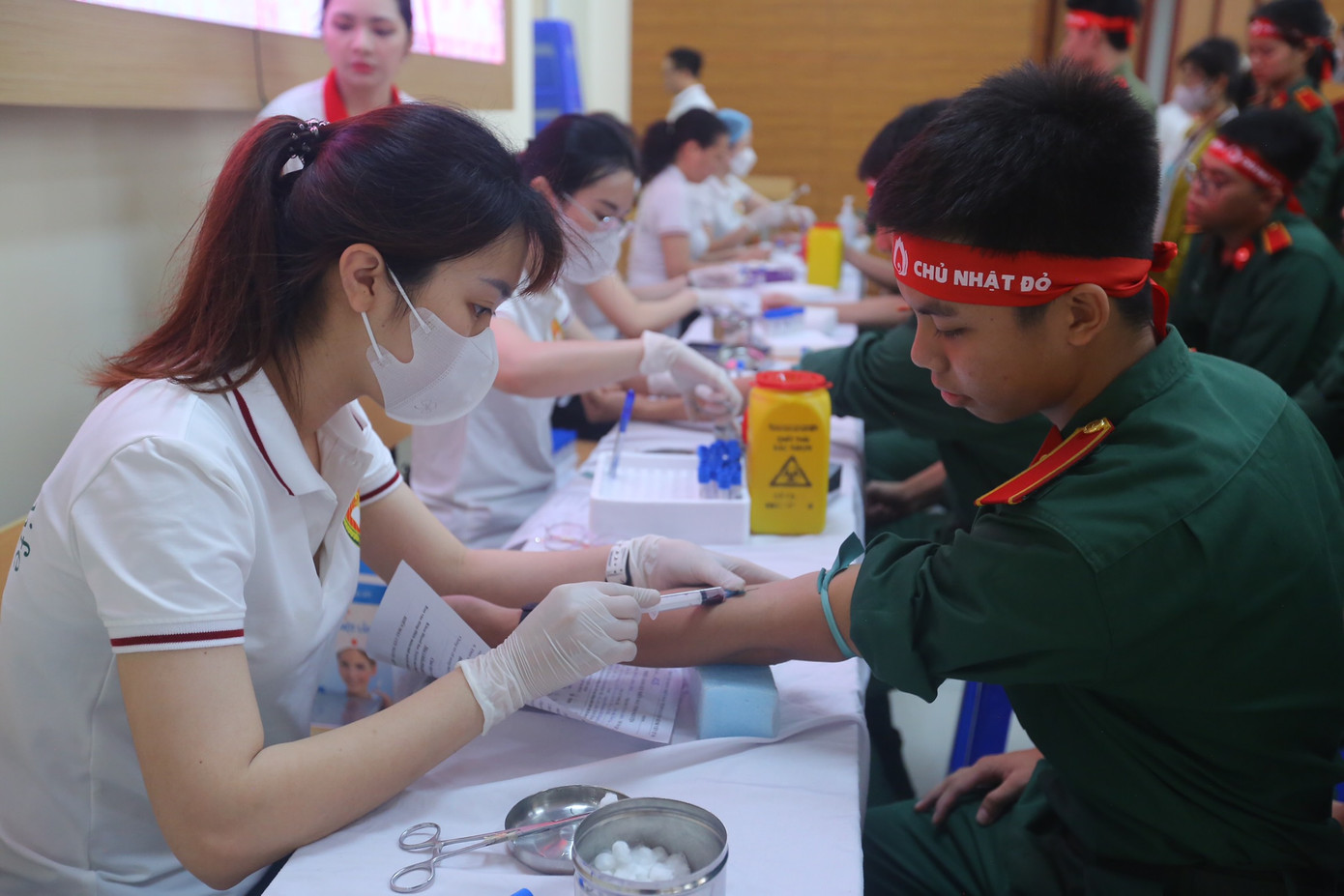 Khu xét nghiệm máu làm việc không ngừng trong sáng nay.