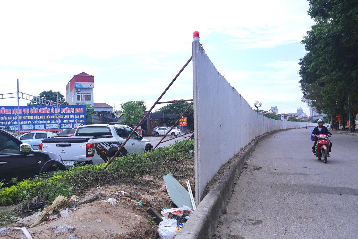 Hàng rào được đặt chắc chắn ngay trên dải phân cách giữa đường.