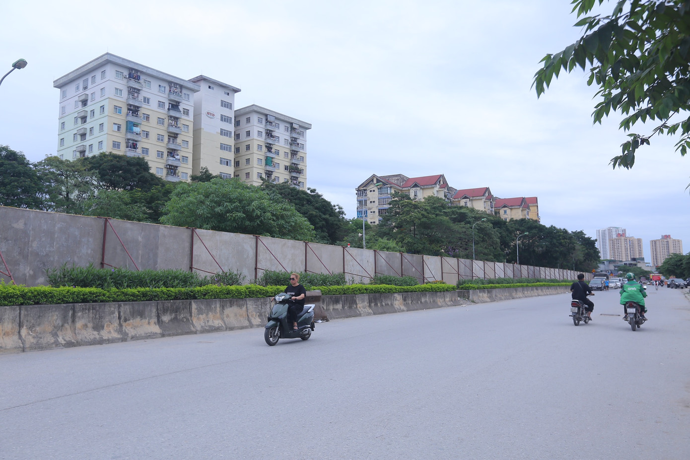 Ngăn tường rào khiến giao thông tại khu vực trở nên phức tạp.