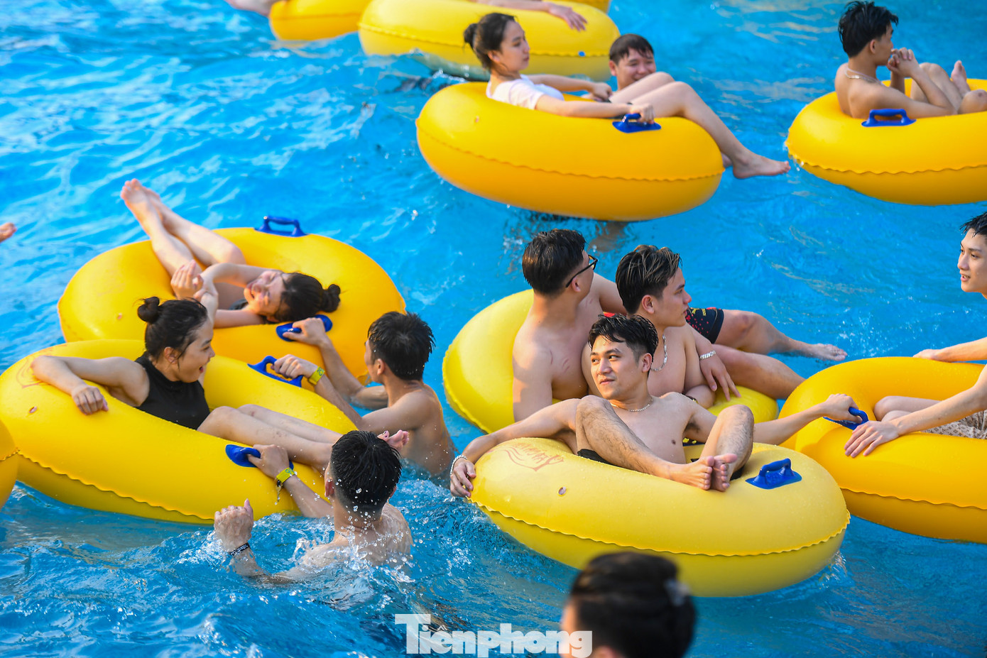 Thả mình trong dòng nước mát lạnh.