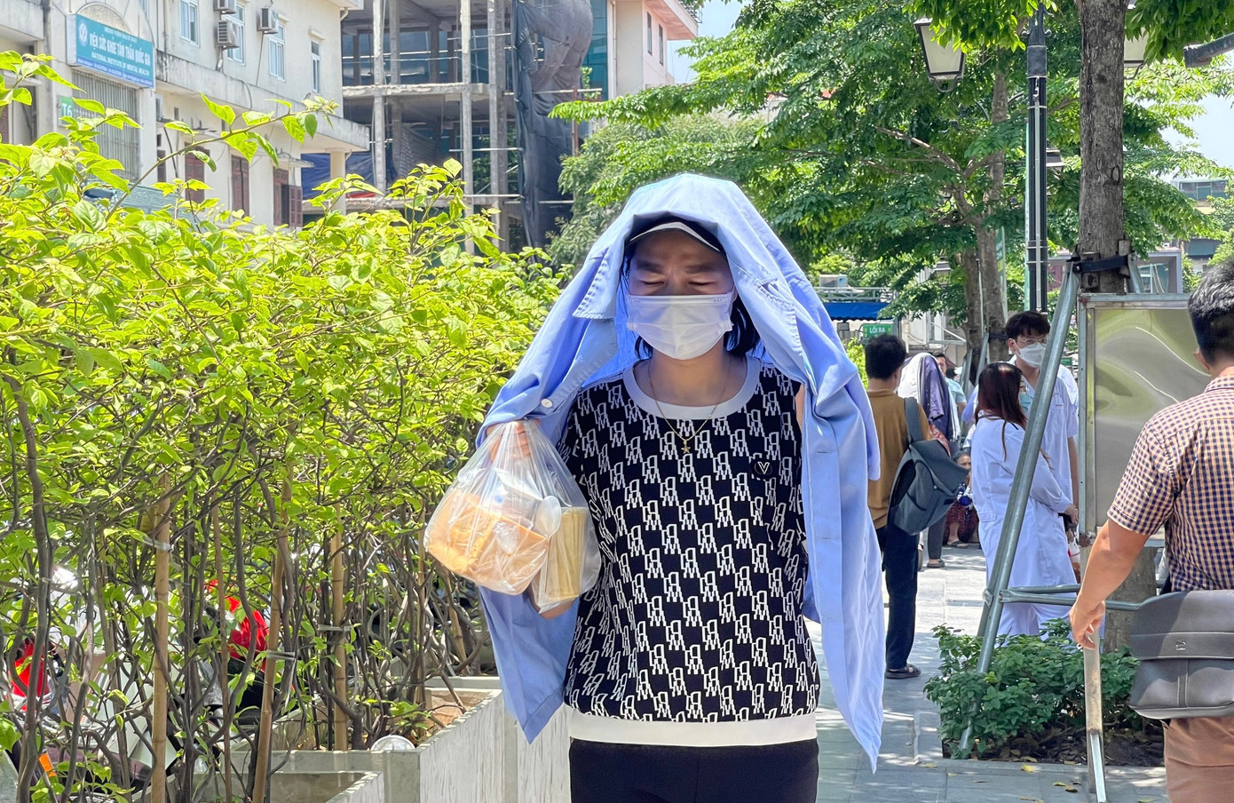 Hôm nay (17/5) chỉ số UV cực đại trên cả nước ở ngưỡng nguy cơ gây hại rất cao, đặc biệt trong khoảng thời gian từ 10-14h. Người ra đường được khuyến cáo bôi kem chống nắng, mặc quần áo chống nắng, đội mũ rộng vành, đeo kính râm, uống nhiều nước và hạn chế tiếp xúc trực tiếp dưới nắng. Hôm nay (17/5) chỉ số UV cực đại trên cả nước ở ngưỡng nguy cơ gây hại rất cao, đặc biệt trong khoảng thời gian từ 10-14h. Người ra đường được khuyến cáo bôi kem chống nắng, mặc quần áo chống nắng, đội mũ rộng vành, đeo kính râm, uống nhiều nước và hạn chế tiếp xúc trực tiếp dưới nắng.