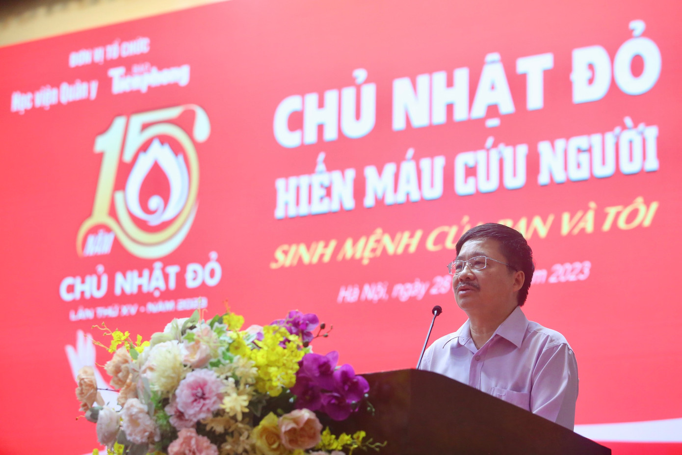 Phát biểu tại chương trình, nhà báo Vũ Tiến, Phó tổng biên tập Báo Tiền Phong cho biết, ngày hội hiến máu tình nguyện Chủ nhật Đỏ do Báo Tiền Phong phát động qua nhiều năm đã thu hút sự đồng hành của nhiều tổ chức, cơ quan, đơn vị. Hoạt động này mỗi năm thu về khoảng 50.000 tới 60.000 đơn vị máu phục vụ công tác y tế. Đặc biệt trong 6 tháng đầu năm 2023, hoạt động đã thu được hơn 50.000 đơn vị máu. Phó Tổng biên tập Báo Tiền Phong đánh giá cao sự tham gia tích cực của các đơn vị Quân đội, trong đó có Học viện Quân y tại các sự kiện hiến máu và mong muốn có sự tiếp tục đồng hành trong tương lai.