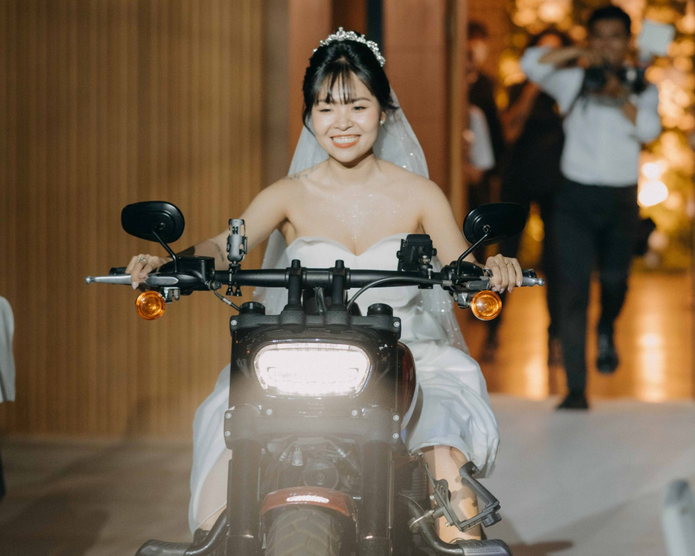 Cô dâu Bảo Trân tiến vào lễ đường bằng mô tô 1.800 phân khối một cách suôn sẻ.