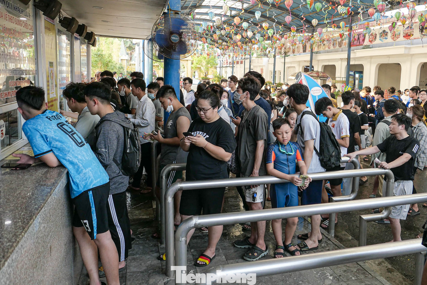 Người người đứng xếp hàng chật kín để mua vé vào công viên nước Hồ Tây trong ngày Hà Nội đạt nắng nóng đỉnh điểm.