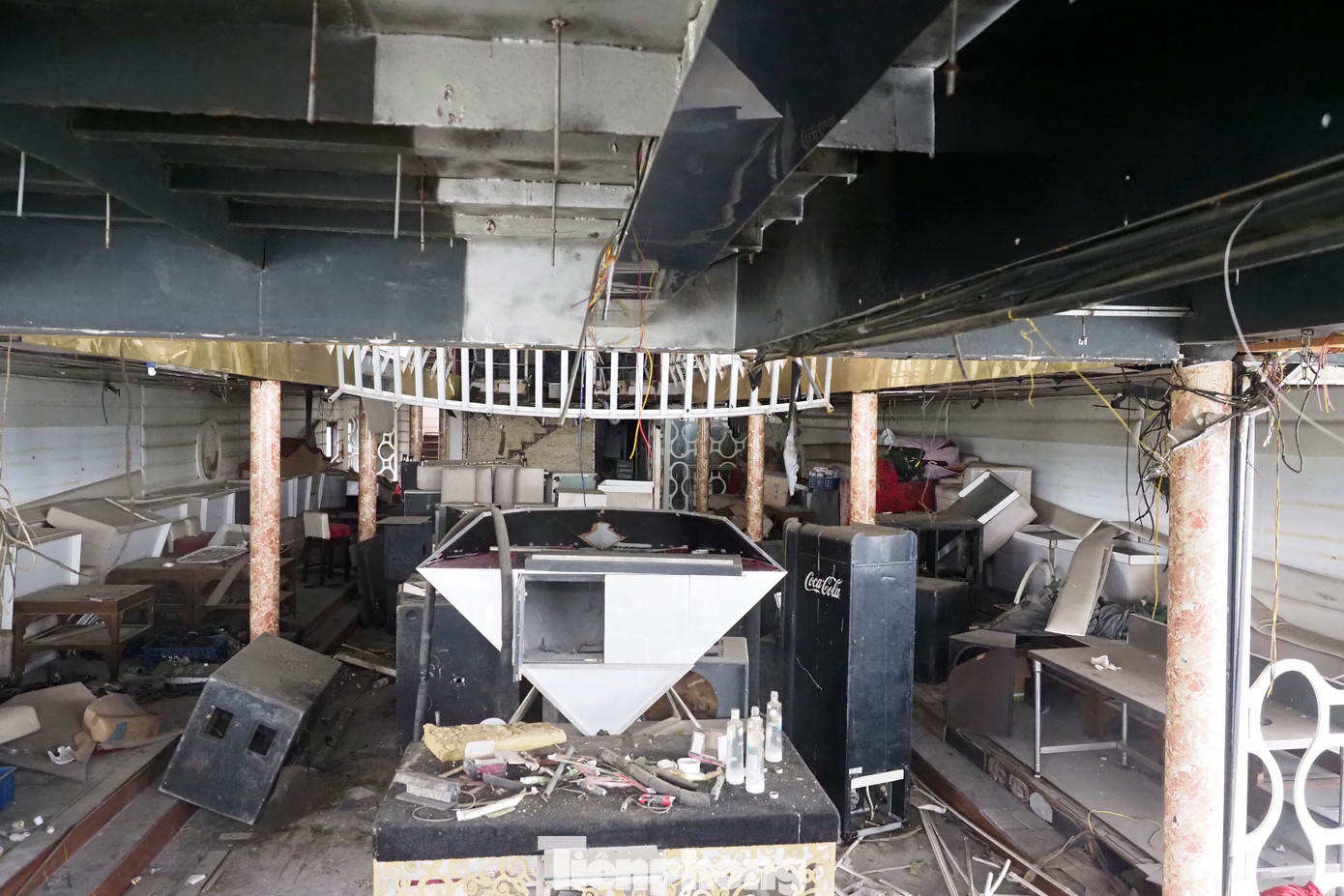 Du thuyền chỉ còn là những đống sắt mục nát, hoen gỉ trên mặt nước Hồ Tây.