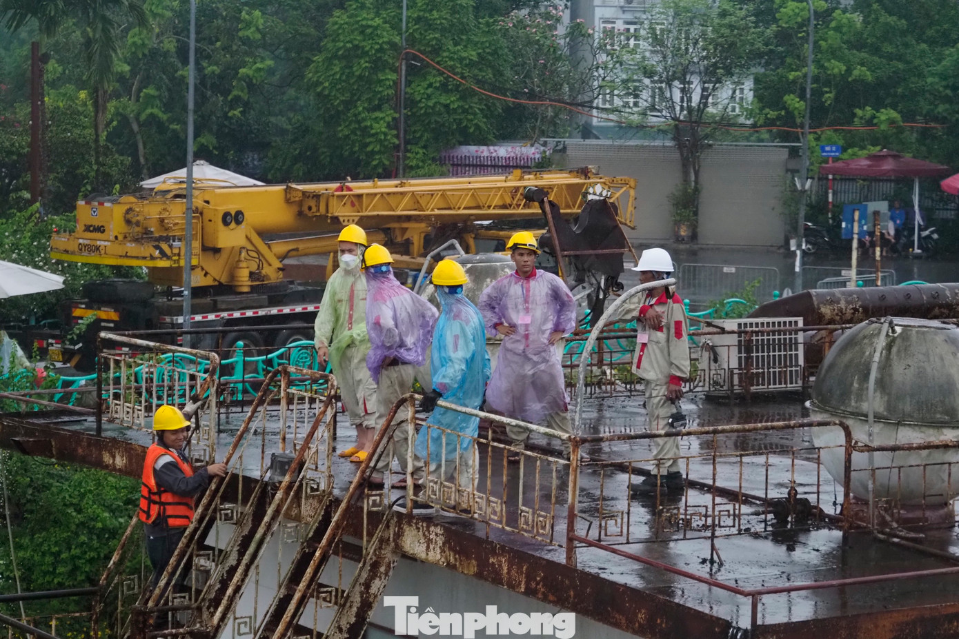 Mặc dù trời mưa lớn, tuy nhiên công tác tháo dỡ di dời vẫn được thực hiện theo đúng tiến độ và kế hoạch.
