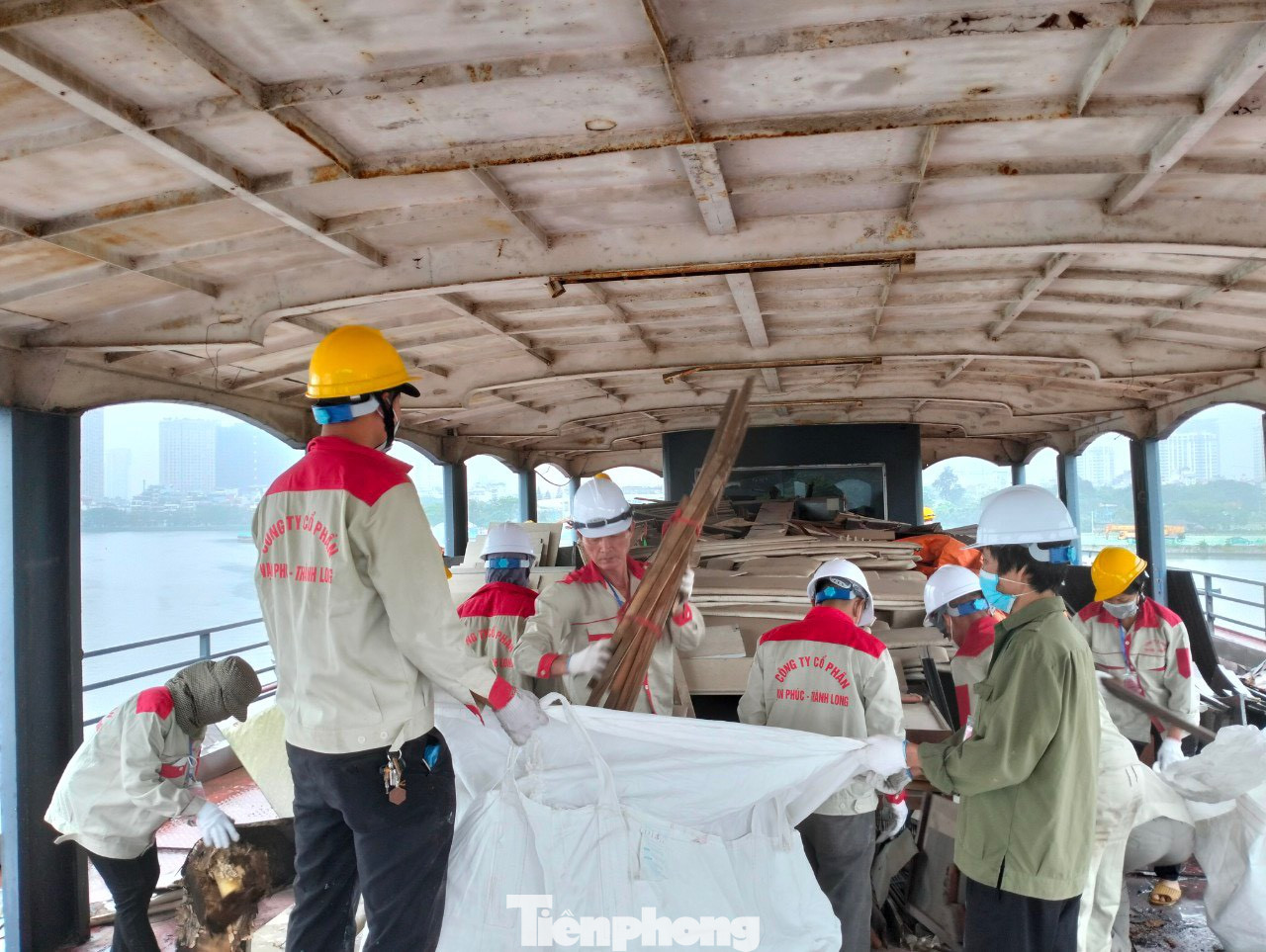 Rất nhiều phế liệu cần được dọn dẹp ở trên thuyền.