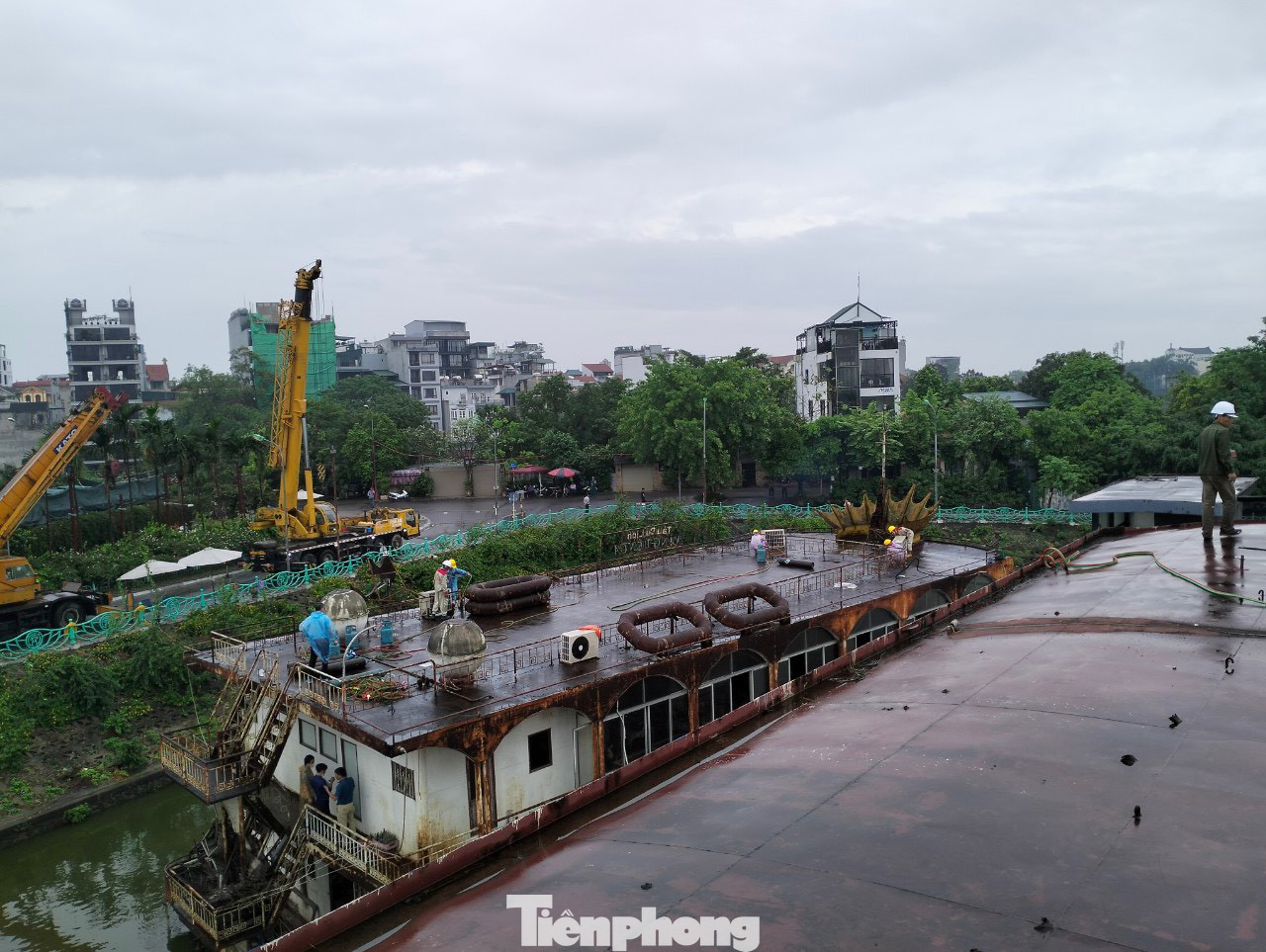 Được biết, hai tàu đang được tháo dỡ là Nàng tiên cá 1 - Taboo và Nàng tiên cá 2 thuộc Công ty CP Nhà nổi Hồ Tây.