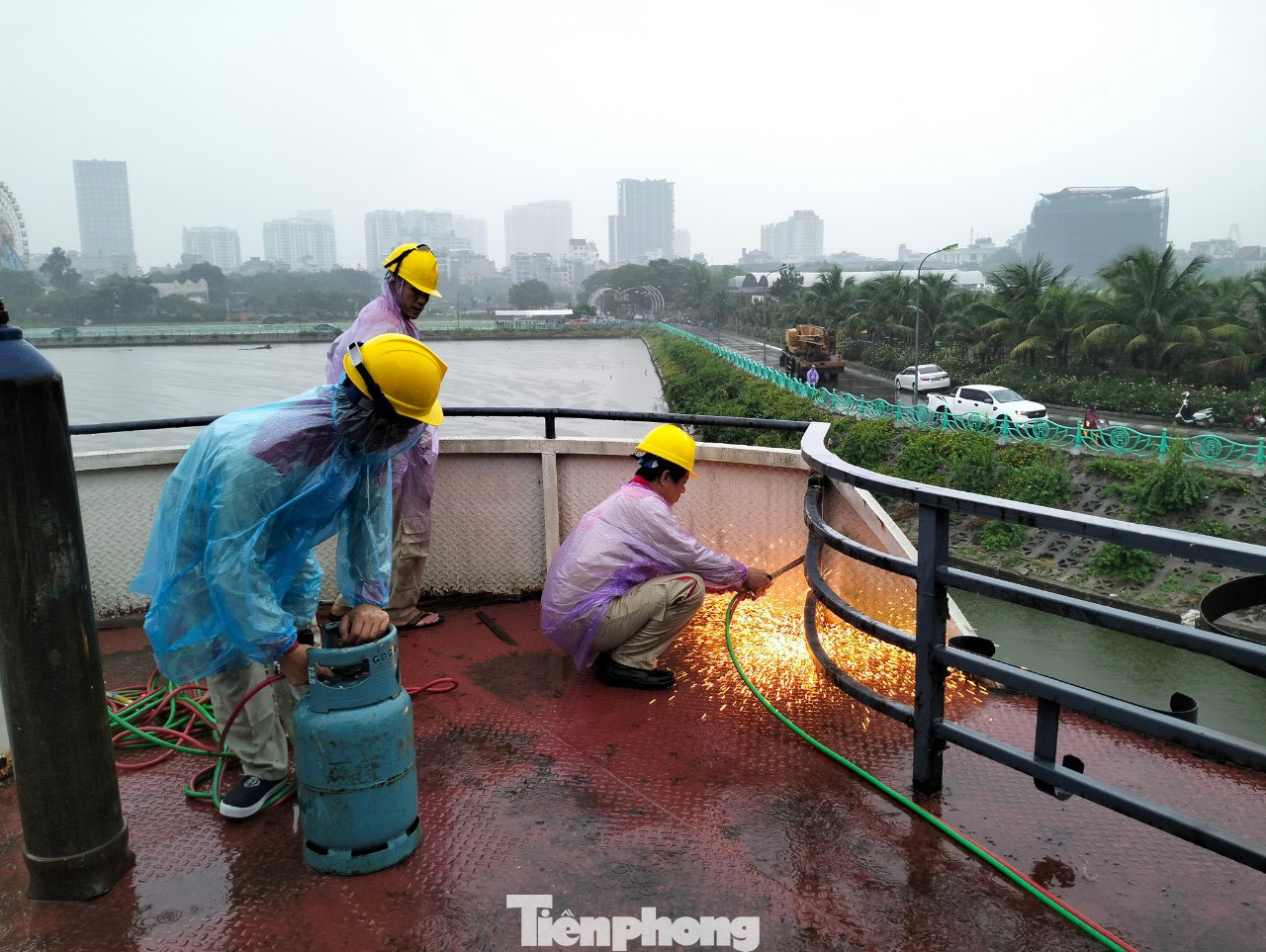 Bình ga, khí đốt được đưa vào phục vụ quá trình tháo dỡ.