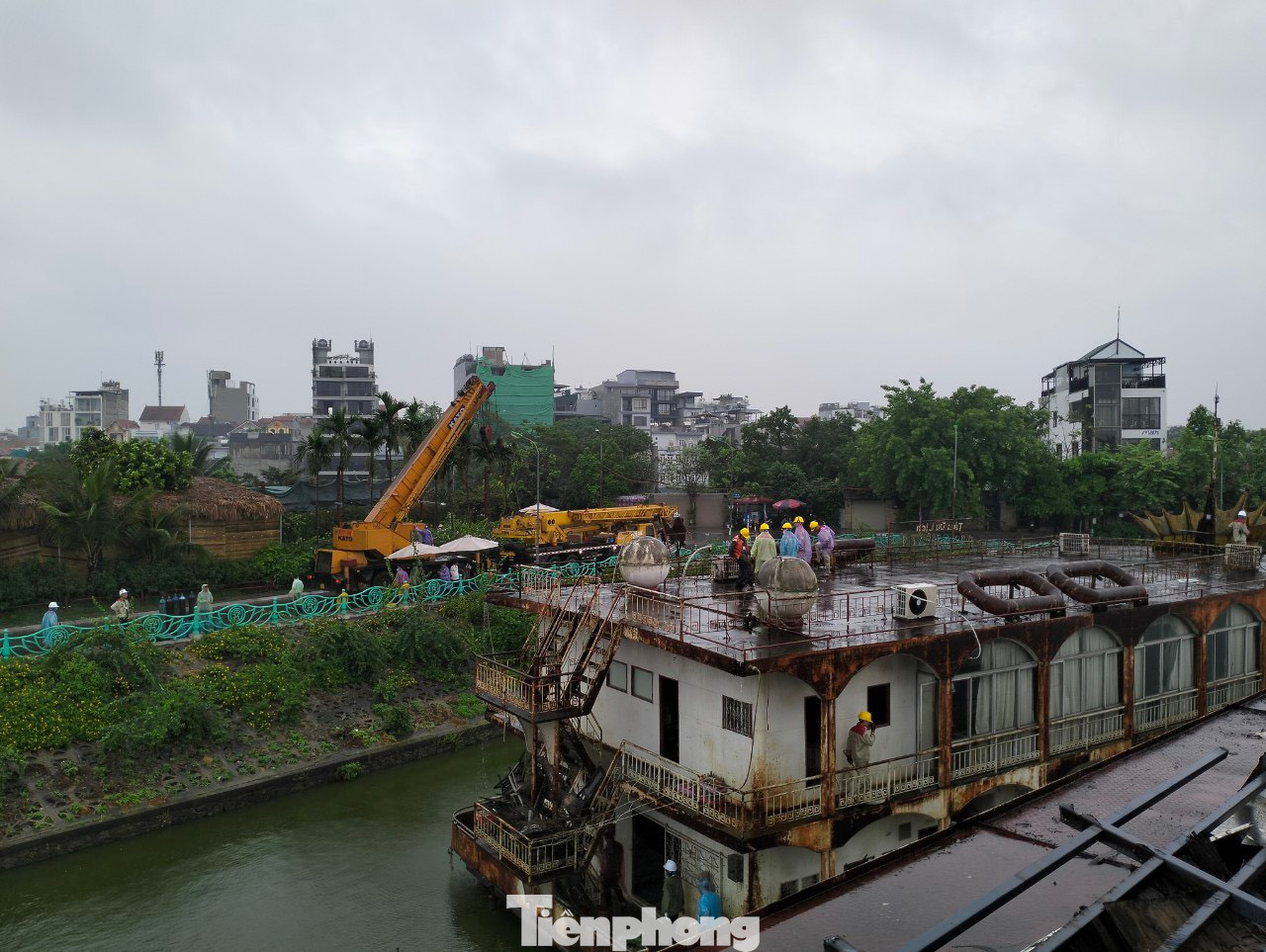 Du thuyền được kéo vào sát bờ để dễ dàng thực hiện việc tháo dỡ, di chuyển.