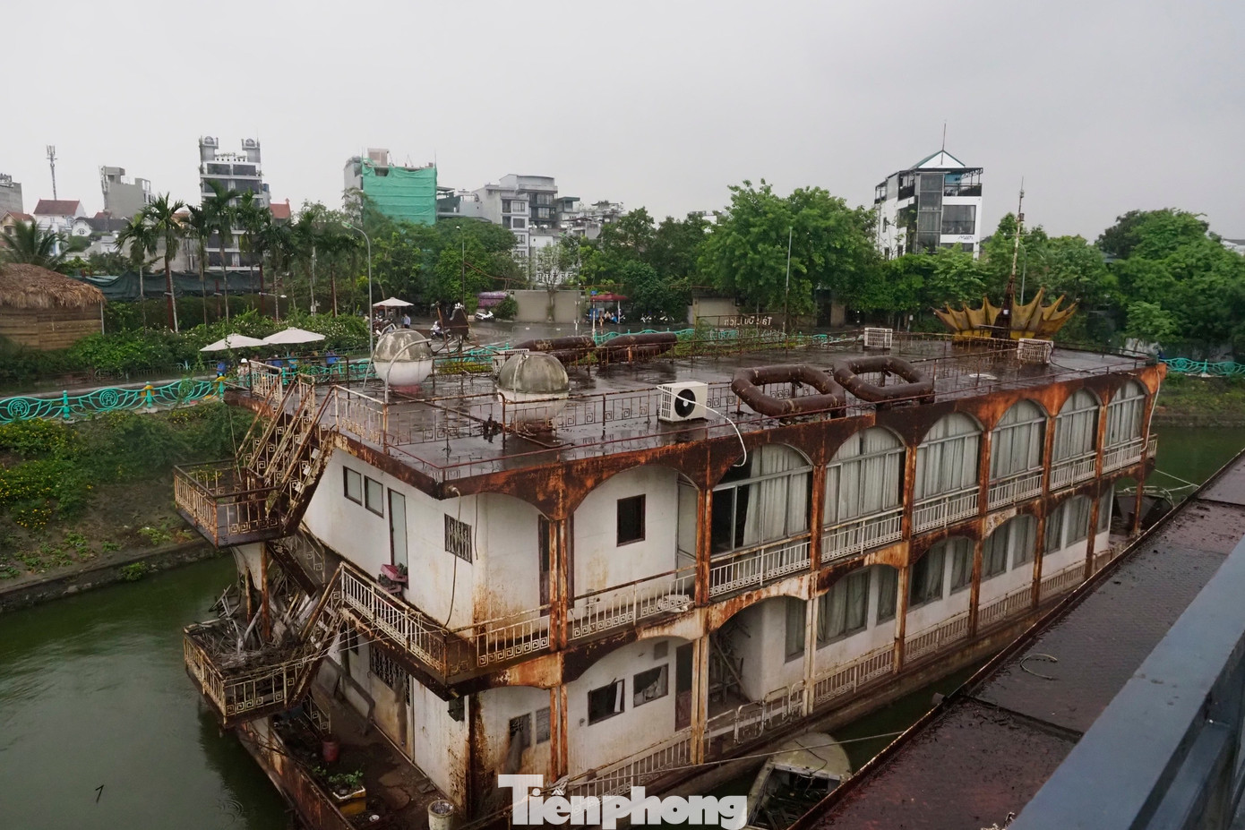 Sáng nay (8/5), UBND phường Nhật Tân đã phối hợp với các đơn vị chức năng của quận Tây Hồ bắt đầu đưa những phương tiện, thiết bị phục vụ cho việc cưỡng chế, tháo dỡ huy động về khu vực hồ Tây để tiến hành tháo dỡ hai du thuyền cuối cùng.