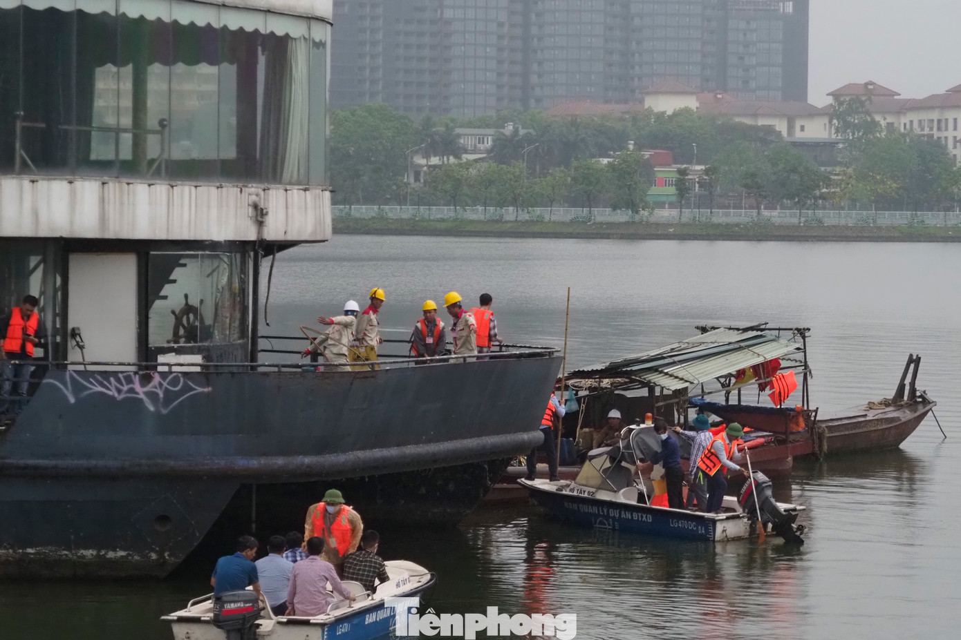 Rất nhiều công nhân, máy móc được huy động tháo dỡ, di dời du thuyền.