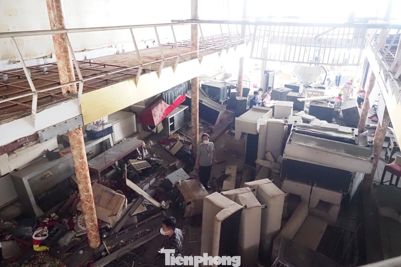 Bên trong thuyền chứa nhiều phế liệu, rác thải khiến công tác di dời gặp nhiều khó khăn.