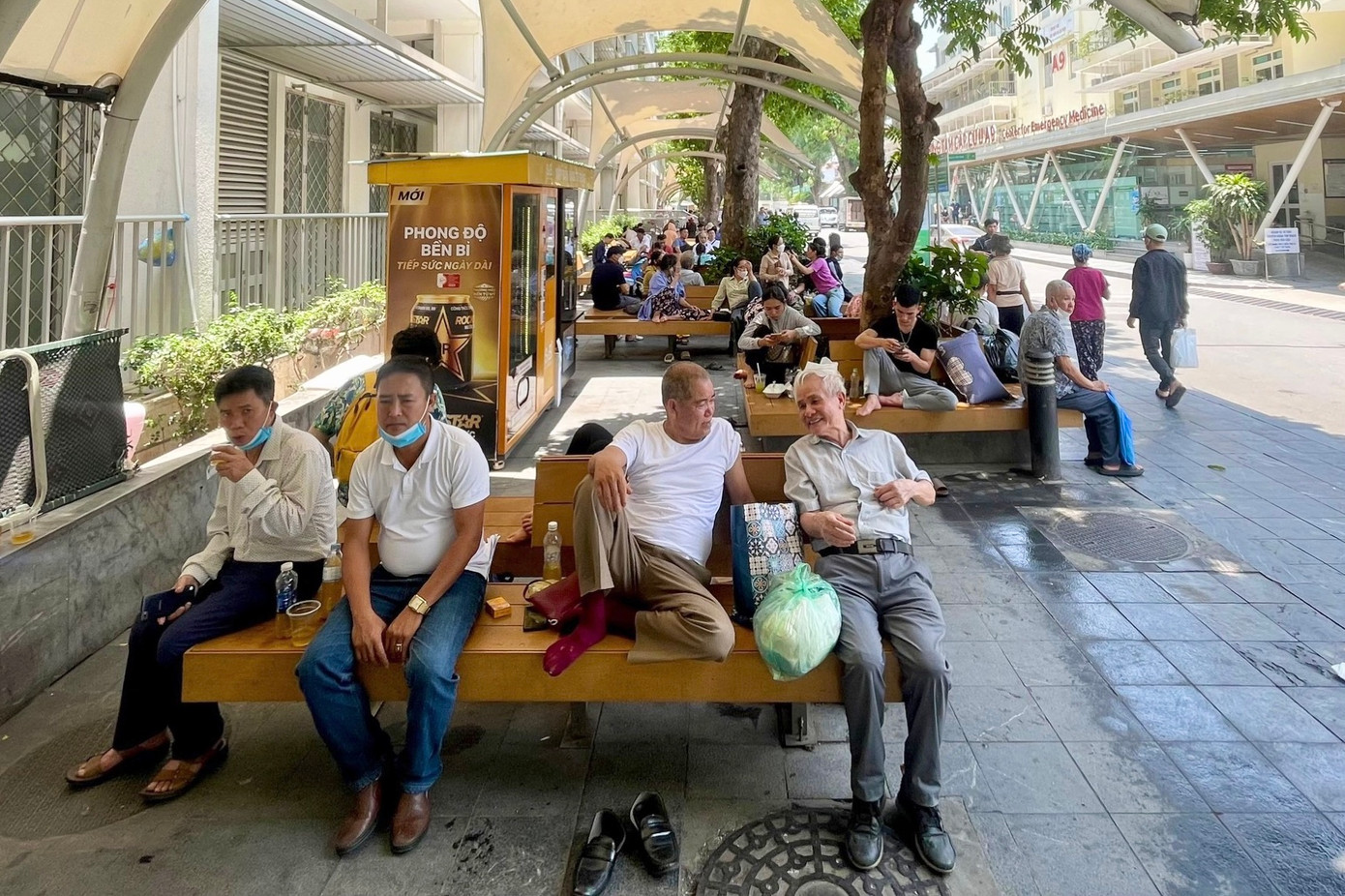 "Bệnh viện rất đông người, chật chội, những ngày nắng nóng lại càng đông, việc chăm sóc bệnh nhân càng trở nên khó khăn. Nắng nóng như này khiến tôi nhiều lúc chóng mặt, chỉ muốn tìm chỗ mát để ngồi. Mong người thân sớm khỏi bệnh để được về nhà", chị Quyên (Phú Thọ) đưa người thân đi khám bệnh chia sẻ. "Bệnh viện rất đông người, chật chội, những ngày nắng nóng lại càng đông, việc chăm sóc bệnh nhân càng trở nên khó khăn. Nắng nóng như này khiến tôi nhiều lúc chóng mặt, chỉ muốn tìm chỗ mát để ngồi. Mong người thân sớm khỏi bệnh để được về nhà", chị Quyên (Phú Thọ) đưa người thân đi khám bệnh chia sẻ.