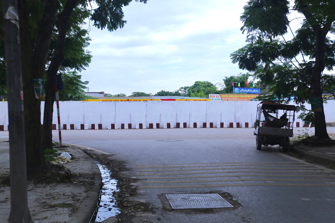 Bức tường rào chắn lối sang đường từ khu đô thị Định Công, muốn sang đường bên kia, người tham gia giao thông phải đi xa khoảng 2-3km để quay đầu xe.