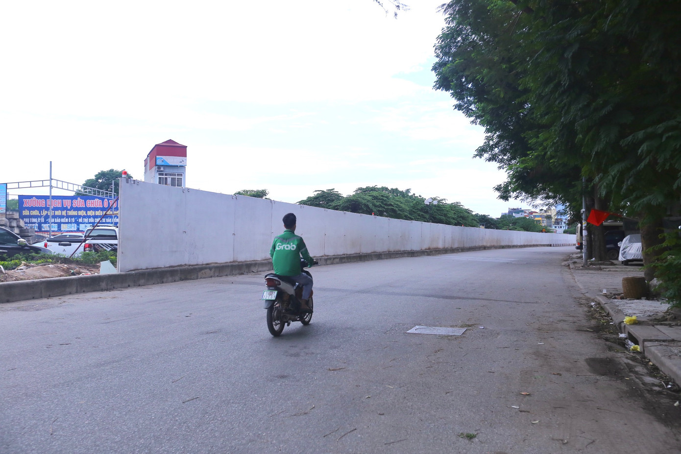 Tường bê tông dài hàng trăm mét trên đường 2,5 ngăn đôi đường xuất hiện vào cuối tháng 4/2023 khiến người dân hai bên đường di chuyển khó khăn.