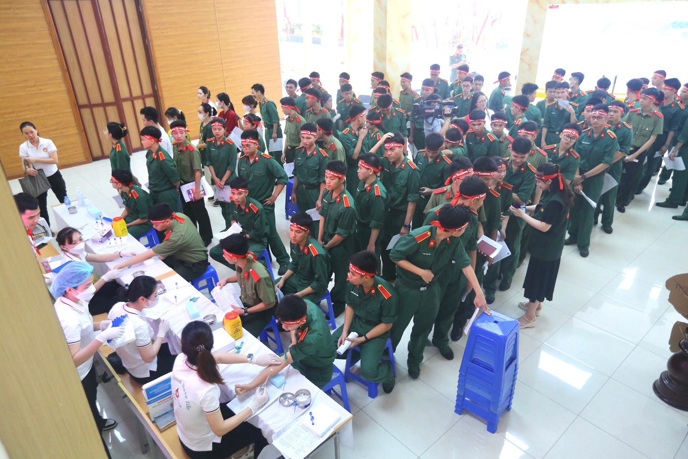 Tại khu vực xét nghiệm máu có hàng trăm sinh viên đứng xếp hàng chờ đến lượt.