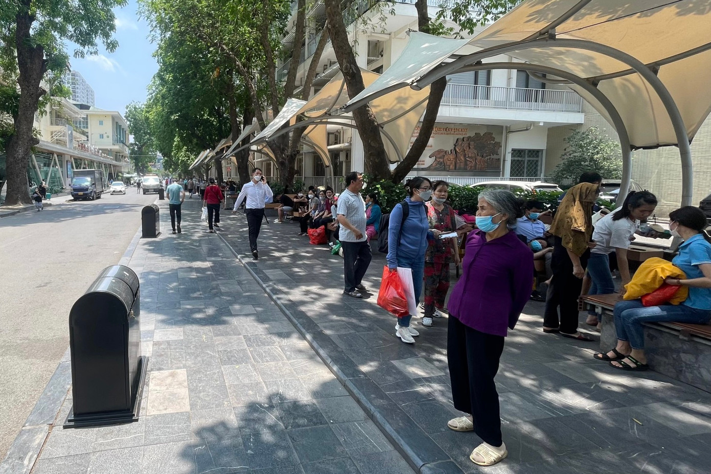 Khu vực có mái che, mái vòm để tránh nắng luôn chật kín người. Khu vực có mái che, mái vòm để tránh nắng luôn chật kín người.