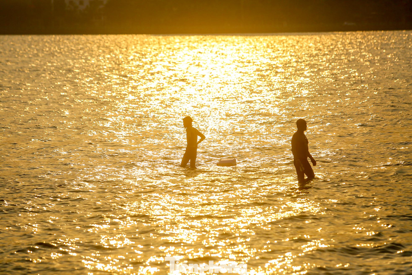 Chuyên gia cảnh báo, nắng nóng có thể gây tình trạng mất nước, kiệt sức, đột quỵ do sốc nhiệt khi cơ thể tiếp xúc lâu với nền nhiệt độ cao. Chỉ số tia UV ở miền Bắc, miền Trung hôm nay ở ngưỡng gây hại cao đến rất cao với sức khỏe con người.