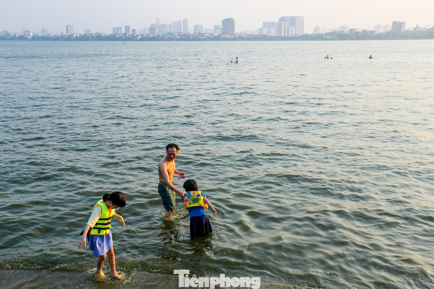 Theo người dân, do đoạn hồ này không quá sâu nên phù hợp để người dân vui chơi, đặc biệt là các em nhỏ.