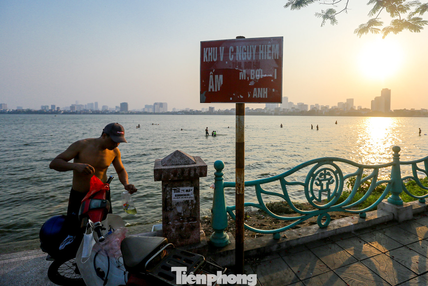 Mặc dù nơi đây đã có biển cắm khu vực nguy hiểm cấm bơi nhưng người dân cũng phớt lờ.