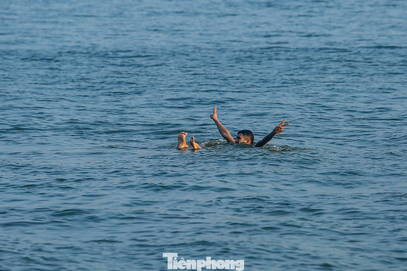 Người dân cho biết, bãi tắm này hình thành gần 10 năm nay. Cứ đến khi nào trời nóng, oi bức, người dân lại đổ xô ra đây tắm giải nhiệt. Mặc dù cắm biển cảnh báo nhưng đều bị phất lờ.