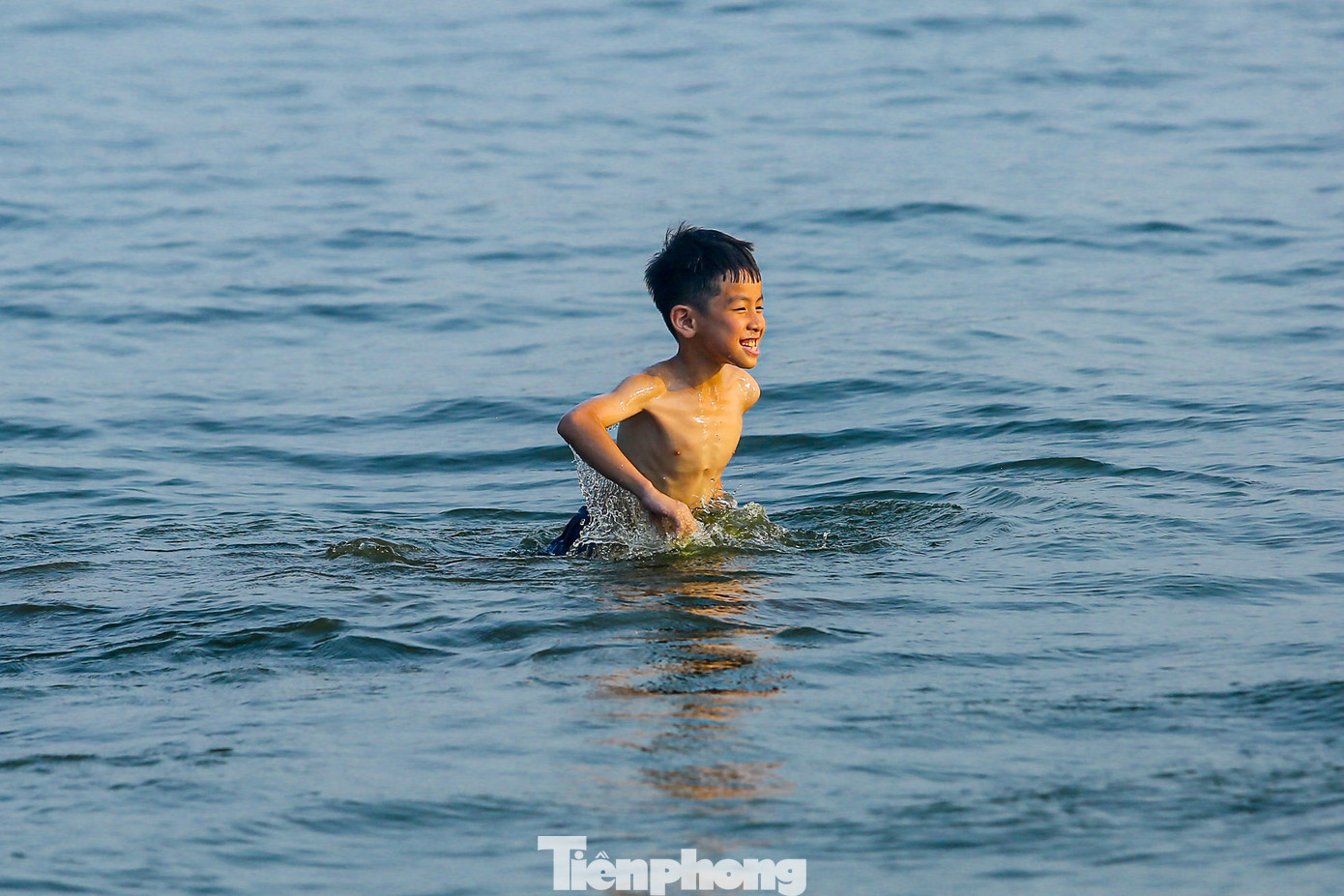 Trẻ em nô đùa dưới nước.