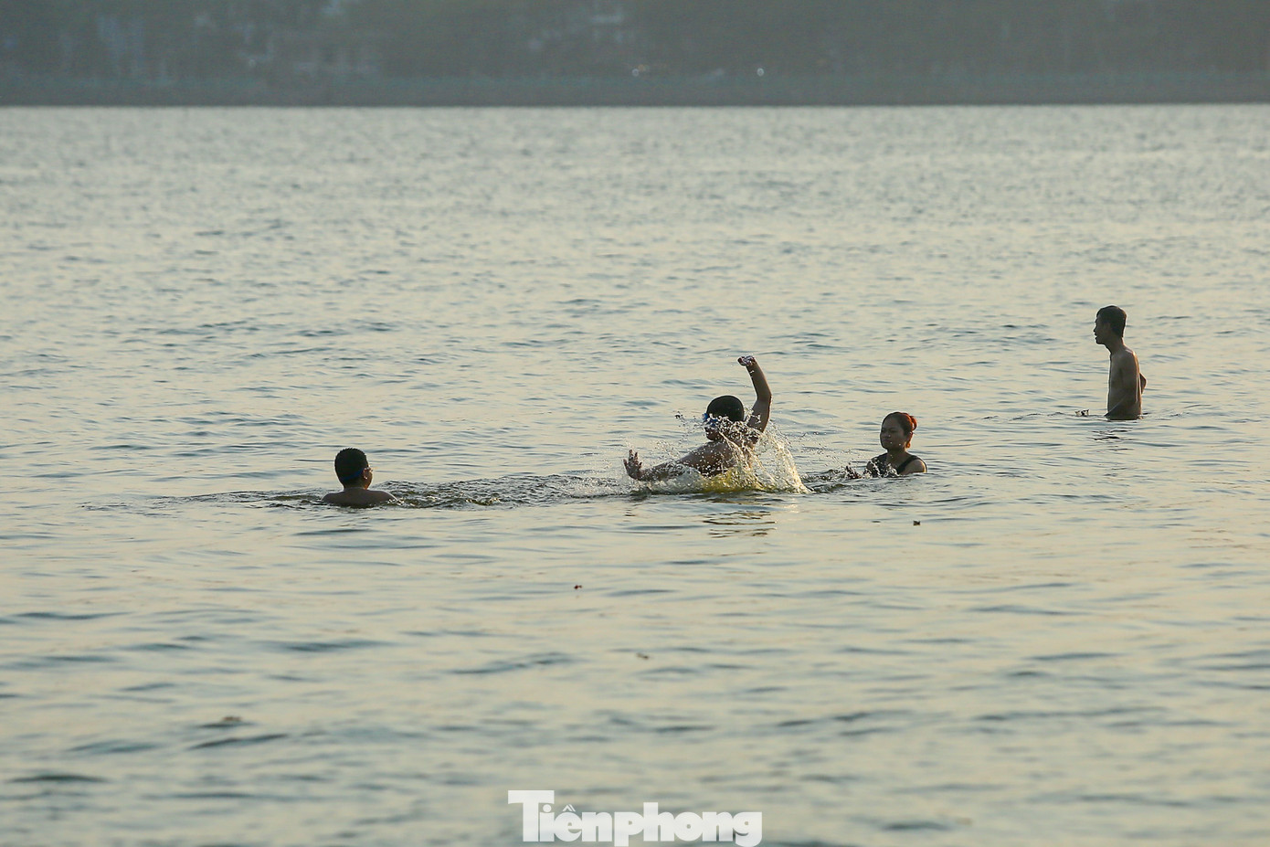 Càng về chiều chiều, người dân vẫn kéo đến hồ Tây khá đông đúc.