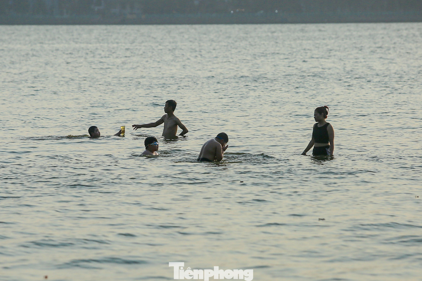 Hồ Tây không chỉ là nơi hóng mát mà còn là một “bể bơi” khổng lồ để người dân bơi lội trong những ngày nắng nóng gay gắt.