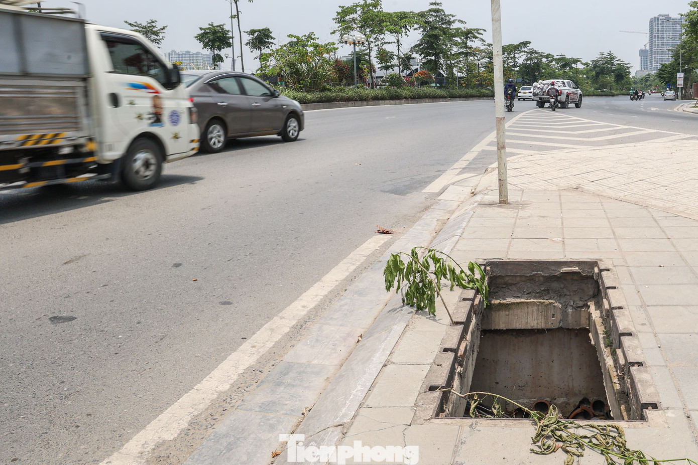 Hố ga mất nắp không khác "những cái bẫy tử thần" đối với những người tham gia giao thông.