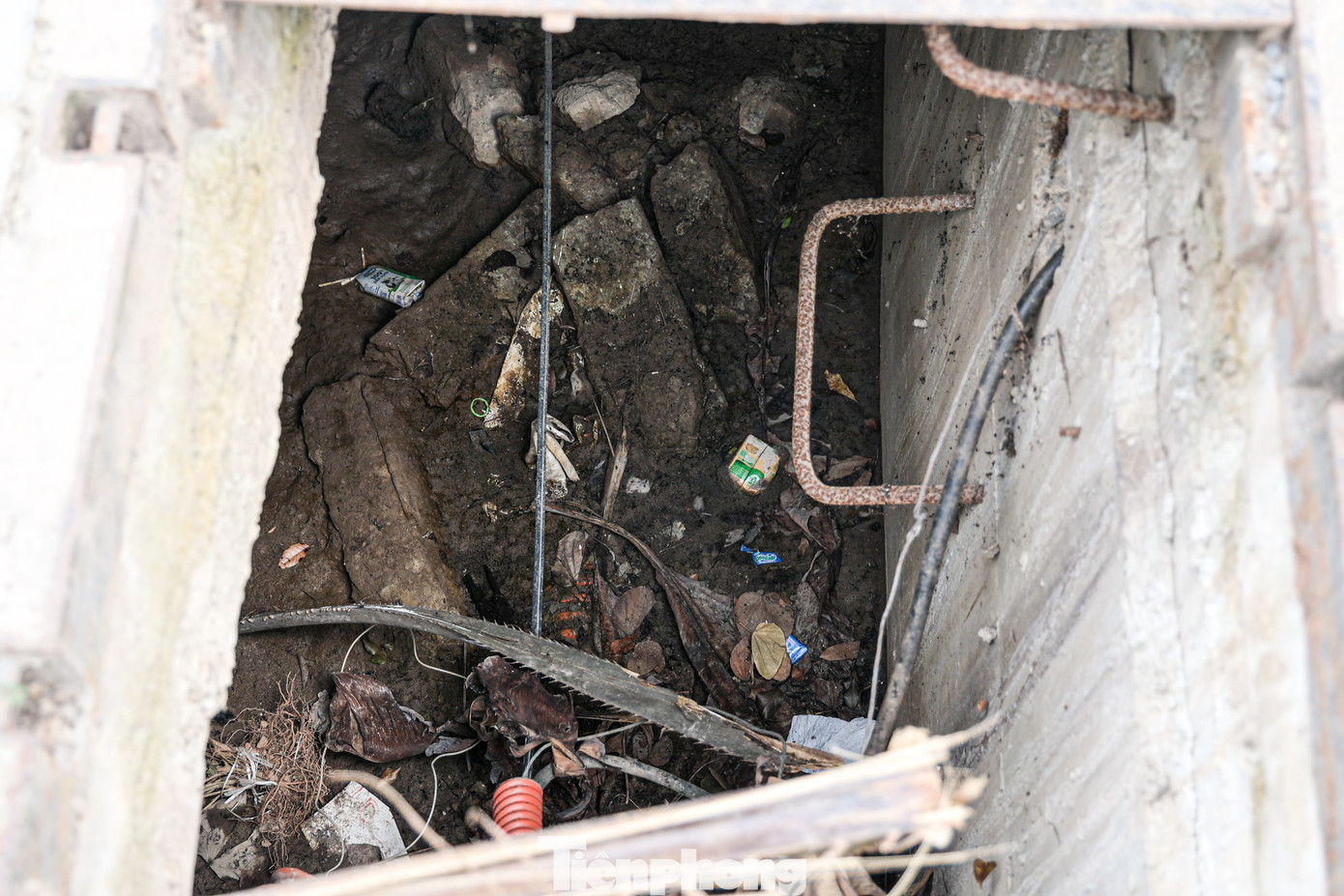 Hàng loạt miệng cống không nắp nằm sát vỉa hè, sâu gần 2 mét.