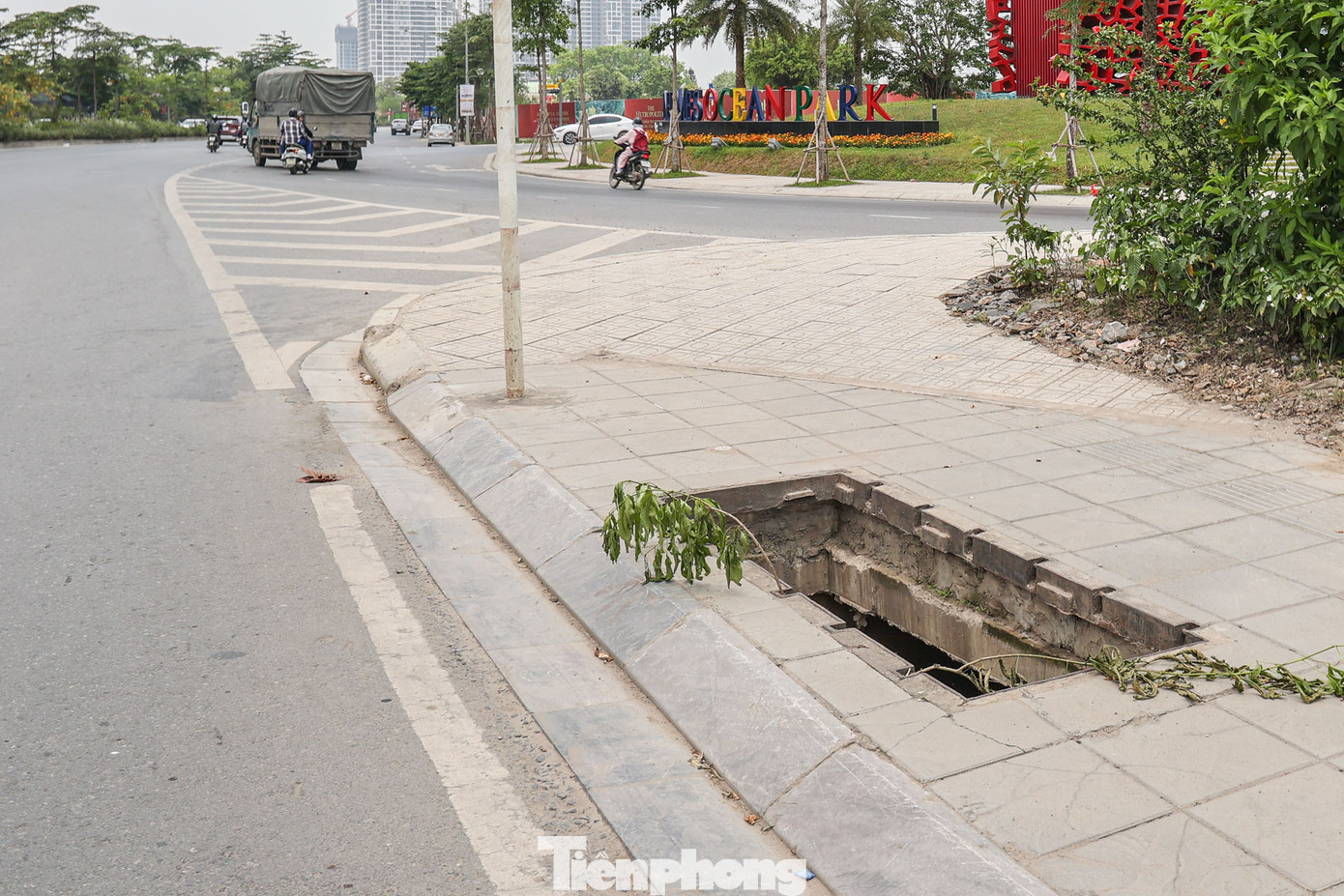 Hố ga mất nắp trơ trọi ngay trên vỉa hè phố.