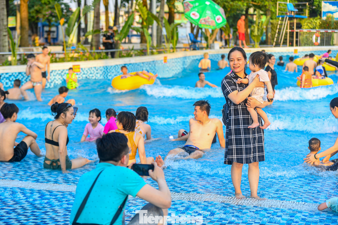 Công viên nước là địa điểm được nhiều người dân yêu thích tìm tới khi nhiệt độ ở ngưỡng cao.