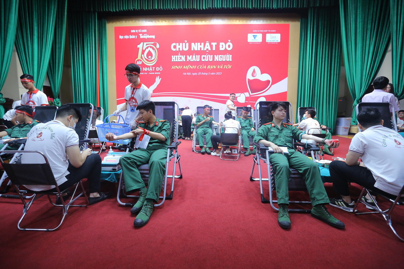 Sáng nay (28/5), tại Hội trường Đỗ Xuân Hợp, Học viện Quân Y, chương trình tình nguyện Chủ nhật Đỏ lần thứ XV năm 2023 với chủ đề "Hiến máu cứu người - Sinh mệnh của bạn và tôi" thu hút đông đảo các bạn trẻ Quân đội tham gia.