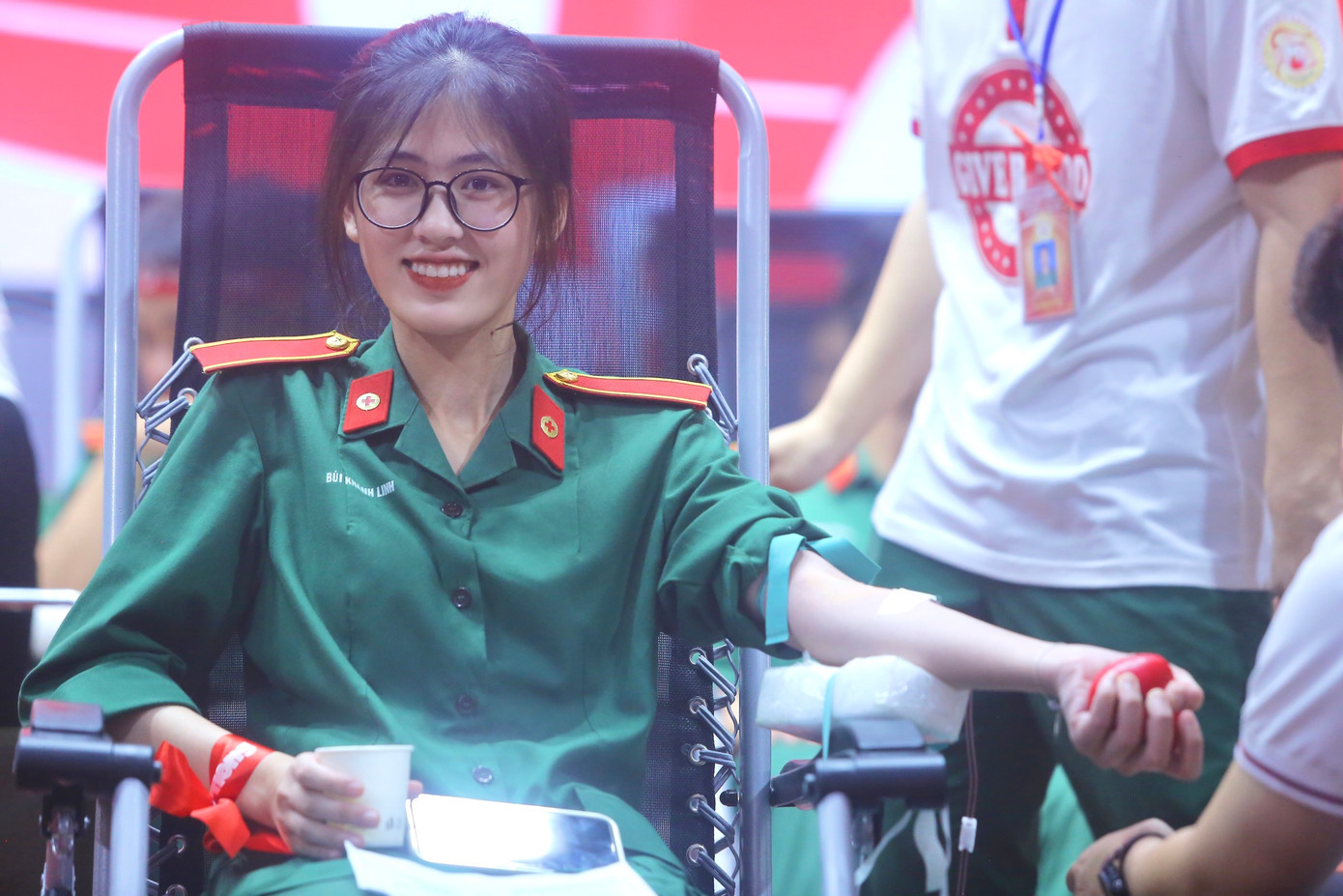 Bùi Khánh Linh, sinh viên năm nhất Học viện Quân y tham gia hiến máu trong chương trình.