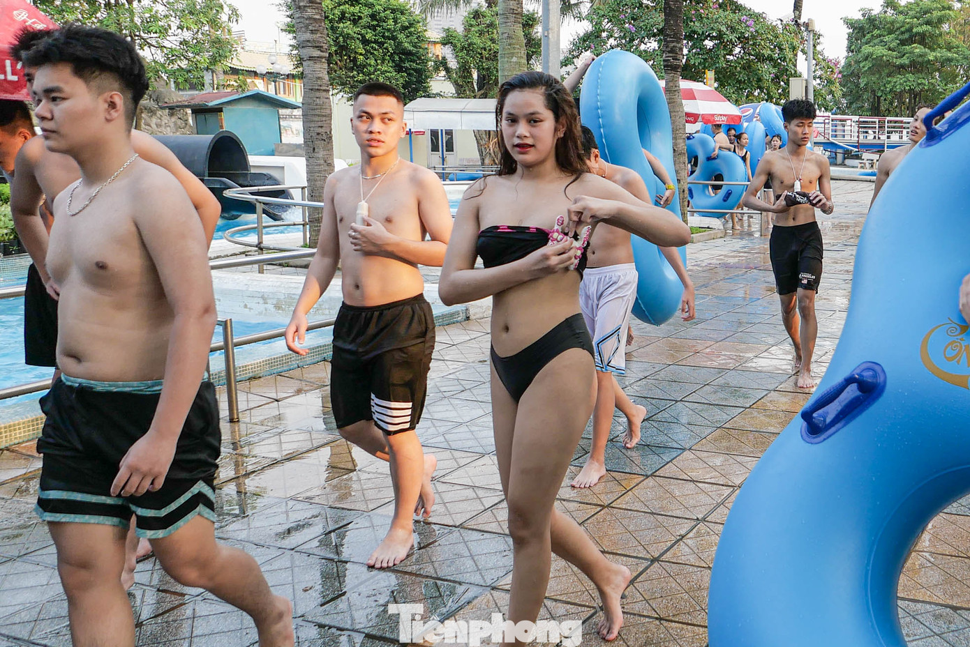 Nhiều bạn trẻ không ngại chơi những trò cảm giác mạnh tại đây.