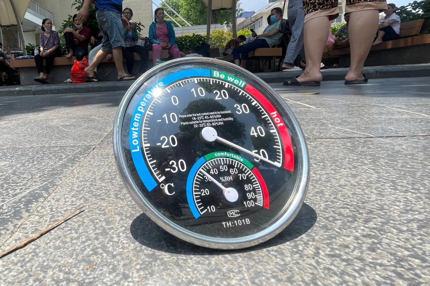 Nhiệt độ mặt đường ghi nhận vào buổi trưa lên đến hơn 50 độ. Nhiệt độ mặt đường ghi nhận vào buổi trưa lên đến hơn 50 độ.