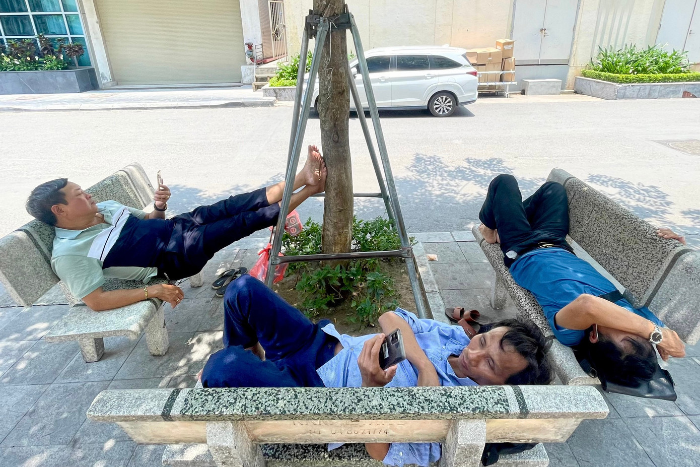 Quanh bệnh viện, những chiếc ghế đá đều được tận dụng để nghỉ trưa. Quanh bệnh viện, những chiếc ghế đá đều được tận dụng để nghỉ trưa.