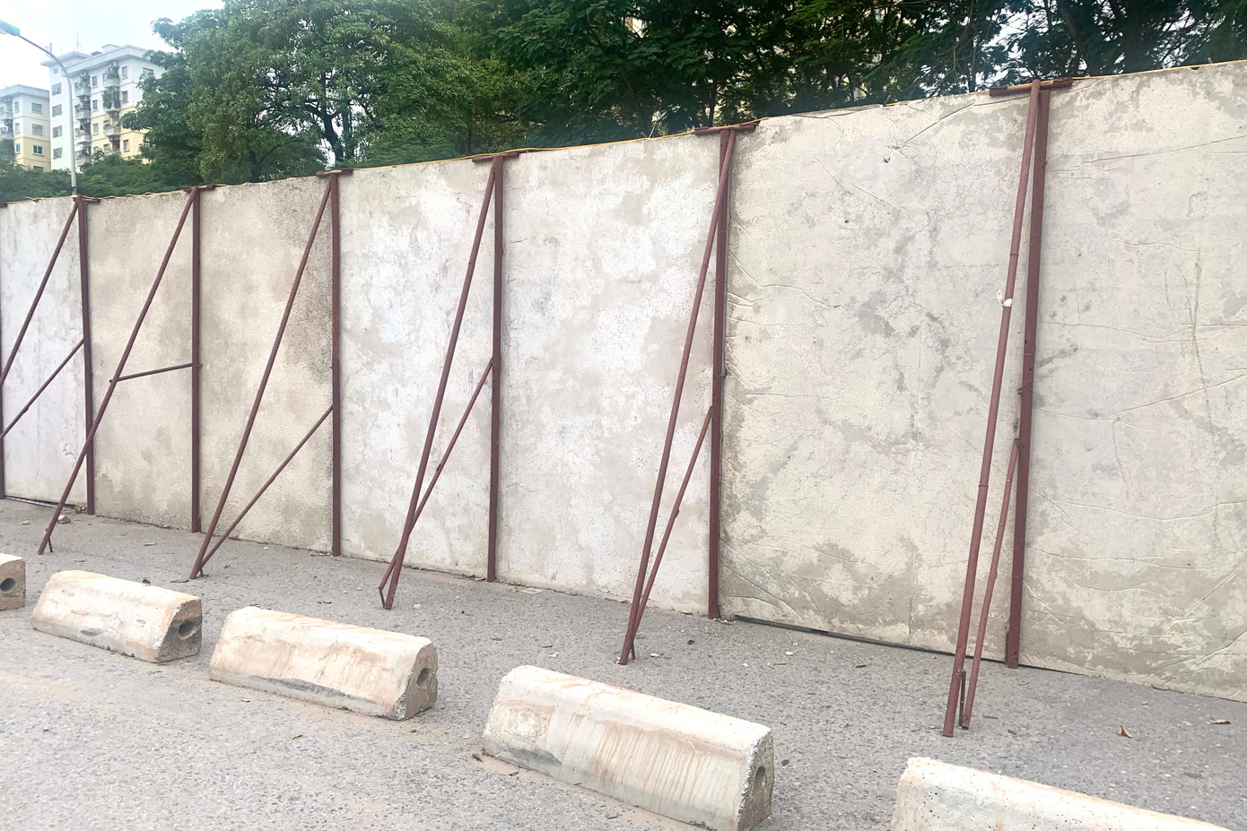 Tường rào được gia cố bằng những thanh sắt.