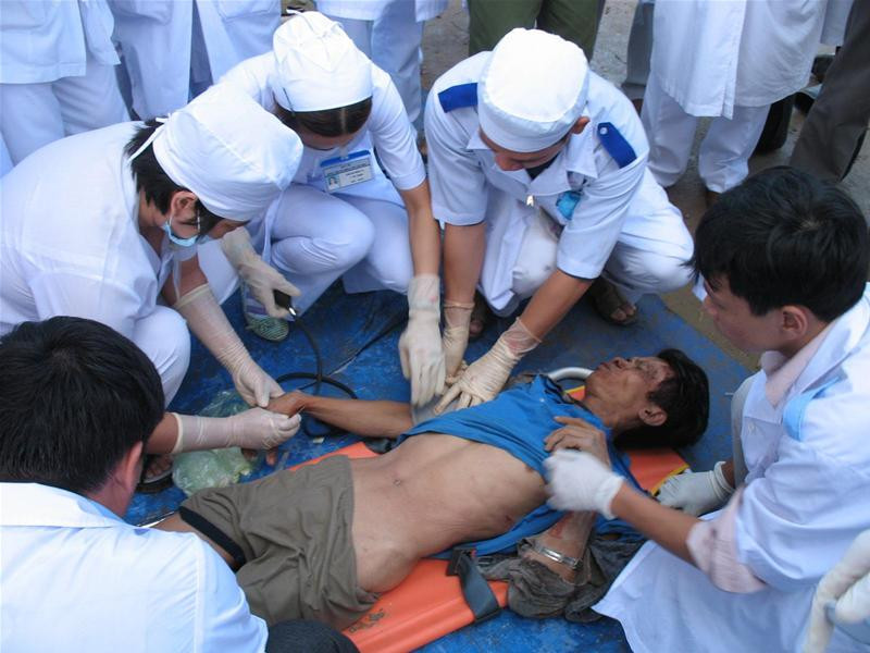 Cấp cứu nạn nhân ngay tại hiện trường. Ảnh : Sáu Nghệ Lại thêm một xác chết được tìm thấy từ đống đổ nát. Ảnh : Sáu Nghệ Cấp cứu nạn nhân ngay tại hiện trường. Ảnh : Sáu Nghệ Lại thêm một xác chết được tìm thấy từ đống đổ nát. Ảnh : Sáu Nghệ