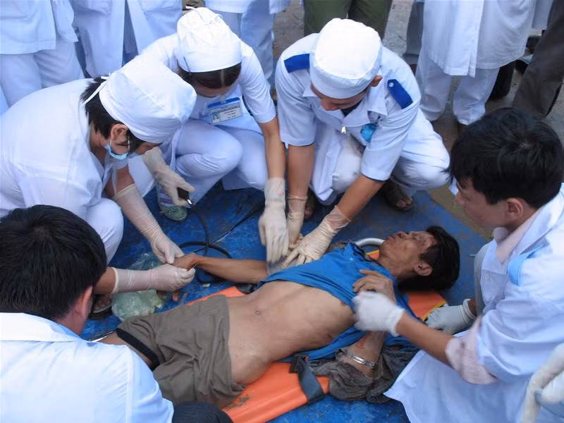 Cấp cứu nạn nhân ngay tại hiện trường. Ảnh : Sáu Nghệ Lại thêm một xác chết được tìm thấy từ đống đổ nát. Ảnh : Sáu Nghệ