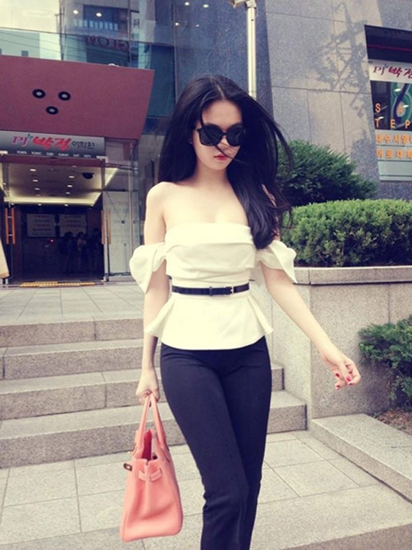 Ngọc Trinh cũng tận dụng kiểu áo cúp ngực với tay áo nơ và vạt xòe ngoài đời thường 
