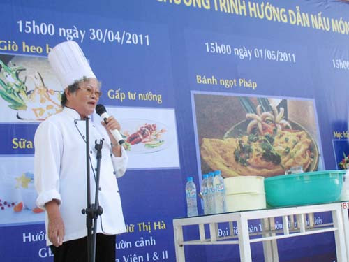 Bà Tôn Nữ Thị Hà hướng dẫn nấu món ngon xứ Huế Ảnh Thanh Tùng