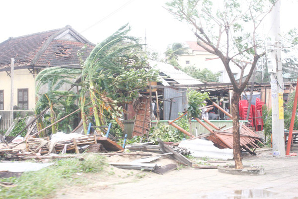 Nhà cửa người dân bị bão tàn phá