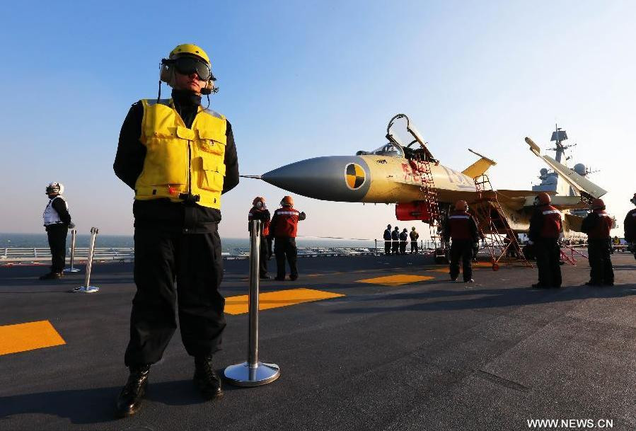 Các nhân viên kỹ thuật đang kiểm tra lại toàn bộ hệ thống tàu sân bay để sẵn sàng cho J-15 hạ cánh. Chiến đấu cơ J-15 có khả năng mang bom được dẫn hướng chính xác, các loại tên lửa đối hạm, không đối đất hoặc không đối không
