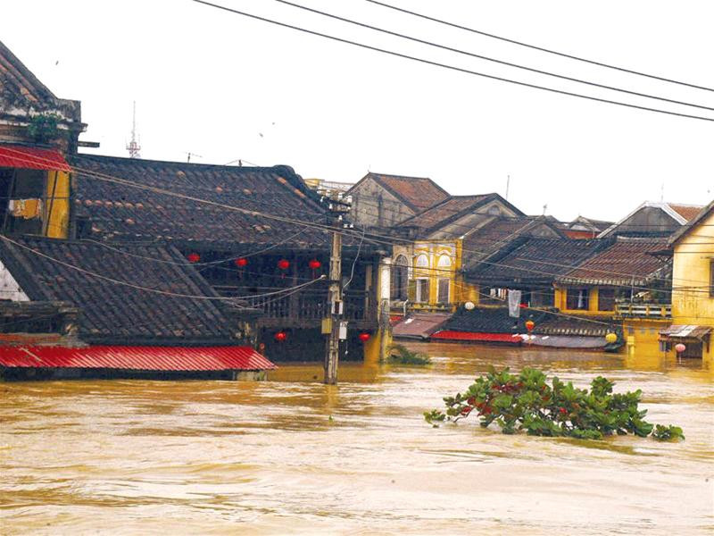Bị ngâm nước lâu ngày, phần lớn nhà cổ Hội An gặp nguy hiểm. Bị ngâm nước lâu ngày, phần lớn nhà cổ Hội An gặp nguy hiểm.