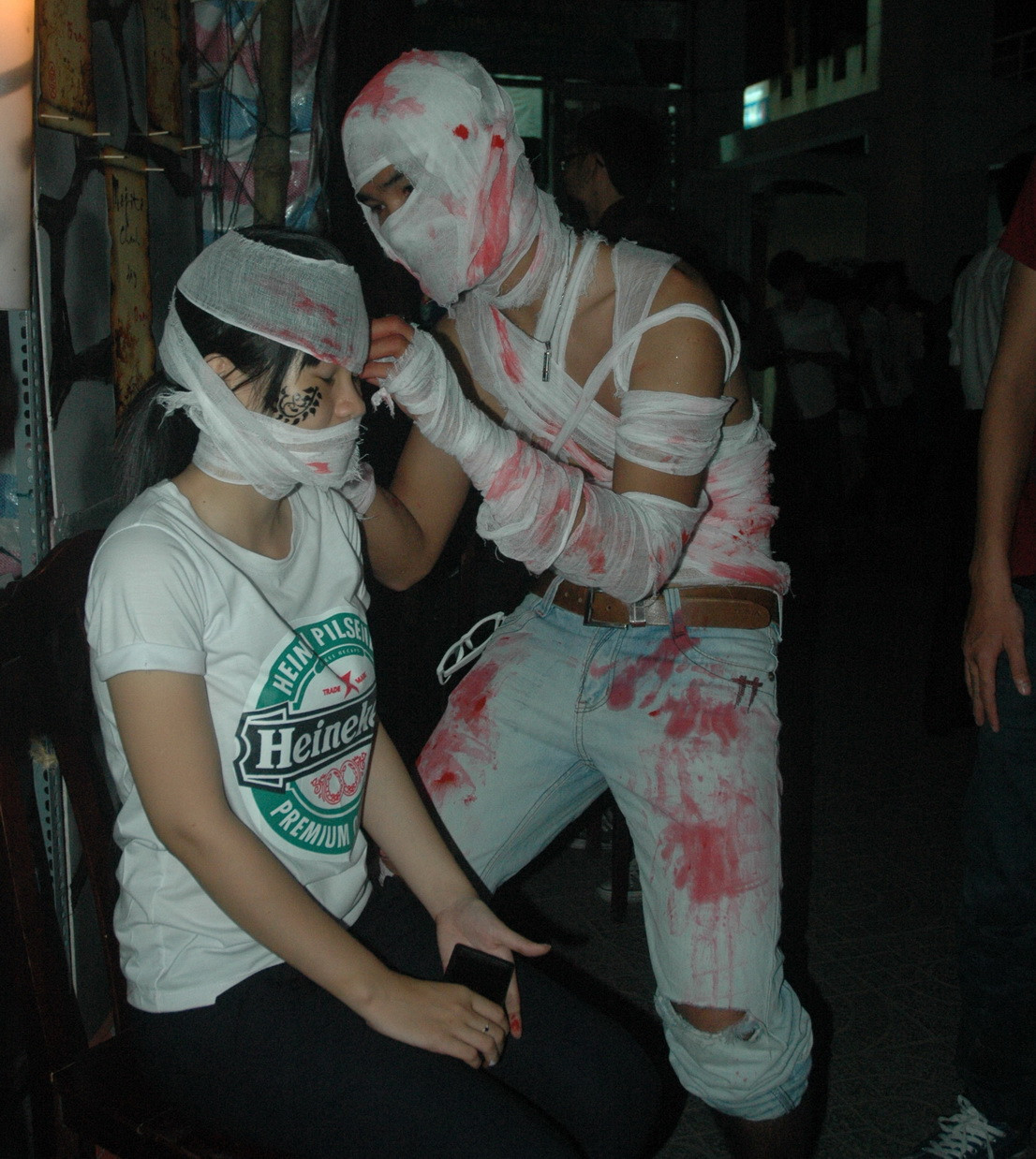 Một sinh viên hóa trang thành người bị tai nạn và đang băng bó để “biến” bạn mình… giống mình