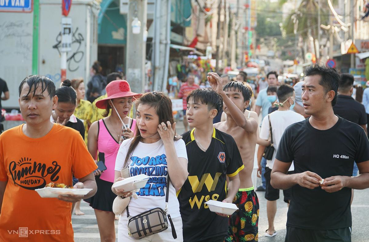 Một nhóm khách không đeo khẩu trang, xuất phát từ con hẻm có nhiều khách sạn, nhà nghỉ băng qua đường Thùy Vân để xuống bãi biển. Một nhóm khách không đeo khẩu trang, xuất phát từ con hẻm có nhiều khách sạn, nhà nghỉ băng qua đường Thùy Vân để xuống bãi biển.